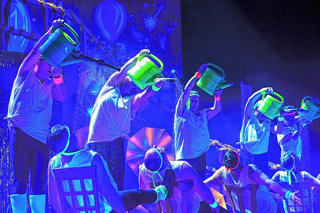 Keine Warmduscher. Das Männerballett Doppelzentner tanzt mit Duscheinlage auf der Bühne.