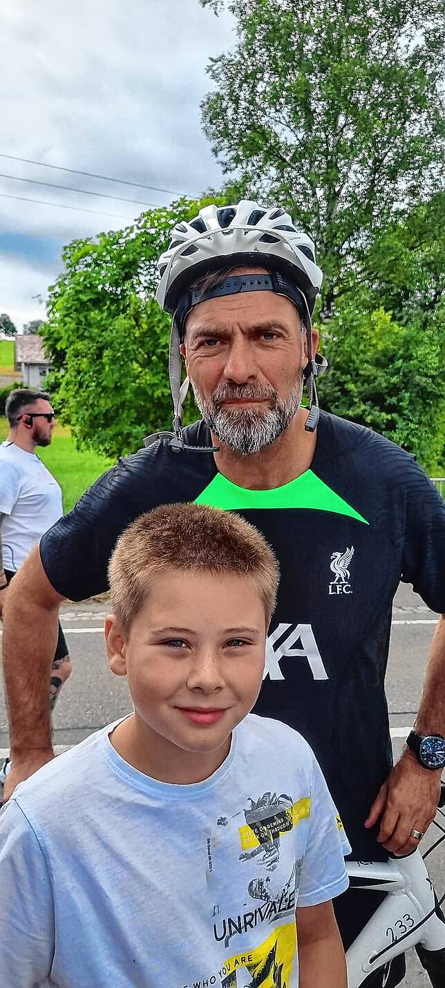 Vor der Abfahrt bekam Jürgen Klopp was auf die Mütze, vielleicht ging daher der Fahrradhelm auch nicht mehr zu. Die Strecke zwischen dem ...