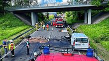 Mehrere Fahrzeuge und Einsatzfahrzeuge stehen nach dem Verkehrsunfall auf der Fahrbahn.