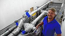 Wassermeister Steffen Weiß vor der Hydraulik des neuen Hochbehälters auf der Hohen Flum in Wiechs. Sie ist fast fertig. Das neue Bauwerk ...