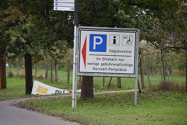 Dieses Schild steht am Ortseingang von Bodman und weist auf den Auffangparkplatz hin, der für den Penny-Bau wegfallen wird.