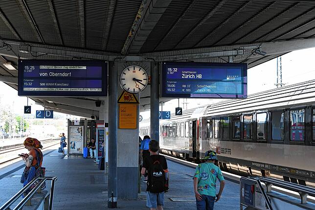 In die Schweiz fährt der deutsche Intercity nicht ein. Wer weiter nach Süden möchte, muss in Singen in einen Schweizer IC umsteigen, der ...