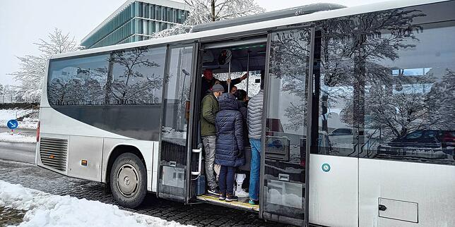 Der Schienenersatzbus ist im hinteren Teil sehr voll geworden – aber er ist gekommen. Die Fahrgäste, die von A nach B müssen, sind ...
