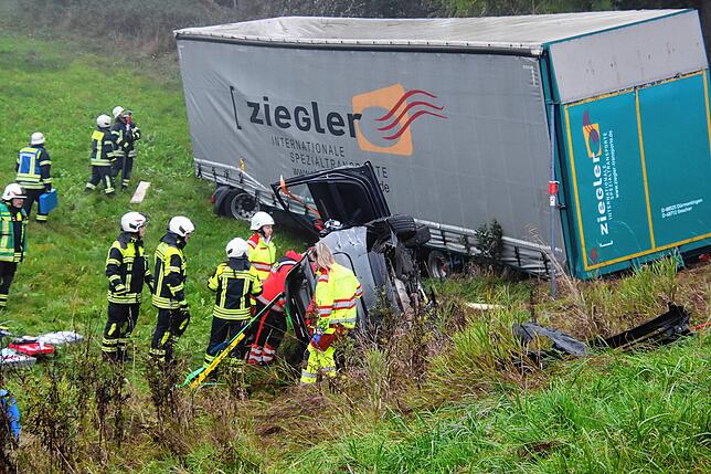 Bild 3: Zwei Personen nach Frontalkollision schwer verletzt