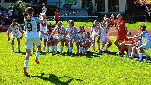 Bild 1: Jubel bei den C-Juniorinnen des Hegauer FV! Unsere Bilder vom Verbandspokal-Finale