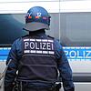 Gut geschützt ging die Polizei gegen einen Mann im Stadtgebiet von Meersburg vor, der sich in einem psychischen Ausnahmezustand befunden ...