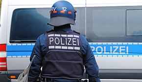 Gut geschützt ging die Polizei gegen einen Mann im Stadtgebiet von Meersburg vor, der sich in einem psychischen Ausnahmezustand befunden ...