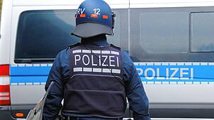 Gut geschützt ging die Polizei gegen einen Mann im Stadtgebiet von Meersburg vor, der sich in einem psychischen Ausnahmezustand befunden ...
