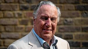 Der britische Schriftsteller Frederick Forsyth posiert vor einem Interview in London am 13. September 2016 für ein Porträt. Der Autor ...