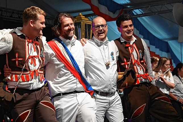 Bockgewinner Oliver Novak (Zweiter von links) freut sich gemeinsam mit Altgeselle Mario Schleith, Bockgötti Markus Roth und Zunftmeister ...