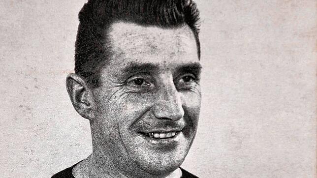 Eine Autogrammkarte zeigt Fritz Walter im DFB-Trikot.