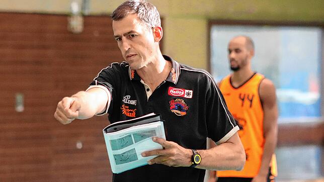 Er war in seiner aktiven Zeit einer der legendärsten Spieler in der Basketball-Bundesliga. Aleksandar Nadjfeji, Co-Trainer bei den Wiha ...