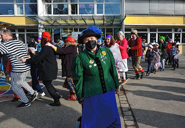 Einen Steinwurf entfernt von der Gretser-Schule stand schon die nächste Befreiung an: Närrischer Empfang für die Zunft an der ...