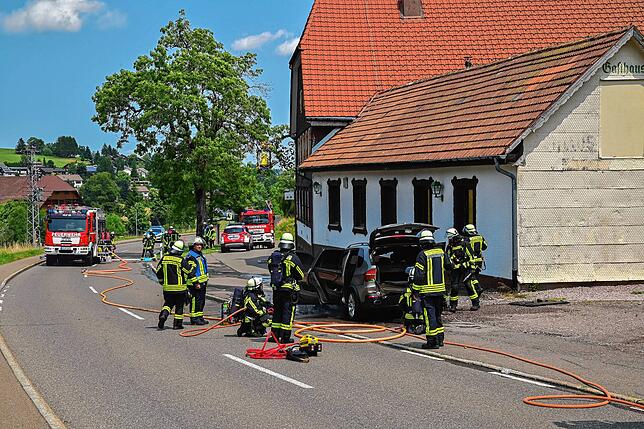 Um ein Haar hätte das brennende Fahrzeug auch die Hausfassade des Gasthauses „De Engel“ in Brand gesetzt.