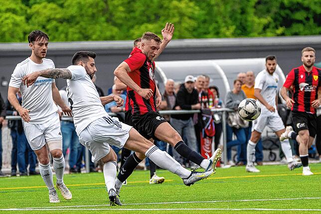 Noch ein Derby: Vincent Kittel (Mitte) vom FSV Rheinfelden wird beim Torschuss vom Laufenburger Moritz Hackenberger (2. von links) ...