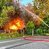 Beim Eintreffen der Feuerwehr im Tägermoos steht die Gartenhütte bereits komplett in Flammen.