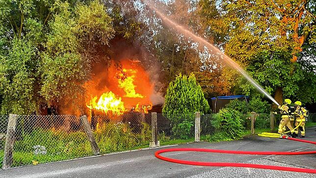 Beim Eintreffen der Feuerwehr im Tägermoos steht die Gartenhütte bereits komplett in Flammen.