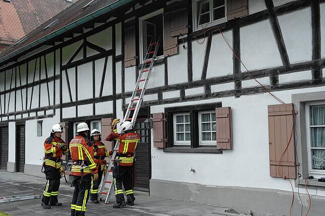 Aus dem ersten Obergeschoss des Mesnerhauses konnten die Feuerwehrleute eine Person über die Leiter retten.