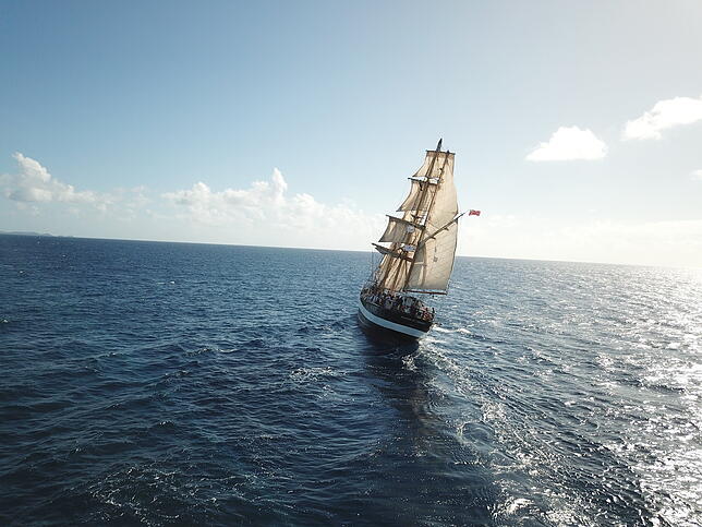 Im Wind kann sich das Schulschiff Pelican of London auch mal ordentlich neigen.