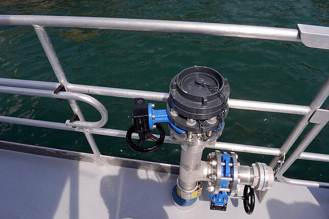 Das Schiff verfügt über vier Hydranten, an die unten ein Schlauch und oben ein Wasserwerfer angeschlossen werden kann.