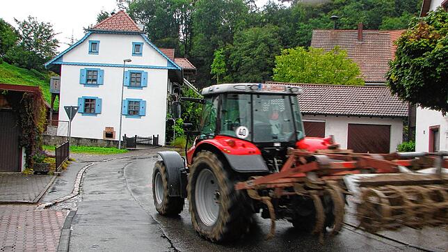 Landwirte in Schwörstadt wollen die Bergstraße nutzen, dürfen aber zum Teil nicht durchfahren, weil es Reglementierungen für ...