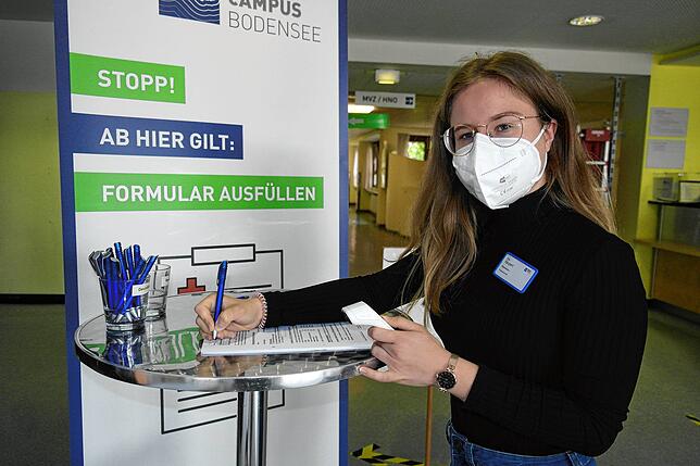 Bitte einmal ausfüllen: Bei der Einlasskontrolle im Krankenhaus macht Bettina-Maria Kaupert in erster Linie positive Erfahrungen mit ...