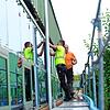 An der Werkstatt am Berufsschulzentrum in Friedrichshafen wird auch bei trübem Wetter gewerkelt, hier werden die Paneele an die neuen ...