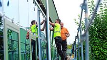 An der Werkstatt am Berufsschulzentrum in Friedrichshafen wird auch bei trübem Wetter gewerkelt, hier werden die Paneele an die neuen ...