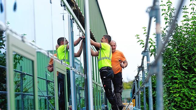 An der Werkstatt am Berufsschulzentrum in Friedrichshafen wird auch bei trübem Wetter gewerkelt, hier werden die Paneele an die neuen ...