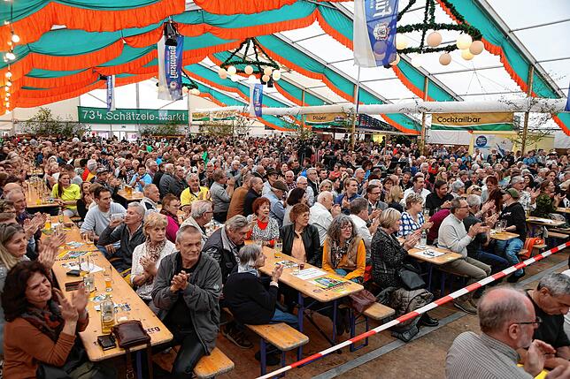 Bild 6: Gute Laune und volles Festzelt bei der Rede von Michael Kretschmer