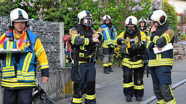 Besprechung und Vorbereitung sind wichtig, bevor die Atemschutztrupps das vermeintlich brennende Gebäude betreten. Foto: Jürgen Waschkowitz