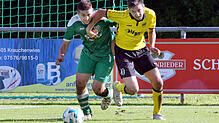 Im Derby gegen den SV Denkingen (rechts Tino Wagner) konnte sich der TSV Aach-Linz (Achim Schwellinger) nicht durchsetzen, und verlor so ...
