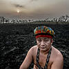Antonio Enésio Tenharin, Anführer des indigenen Volks der Tenharin, im Süden des Bundesstaates Amazonas, sitzt auf einem Feld, das durch ...