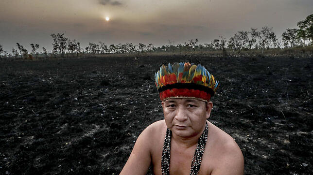 Antonio Enésio Tenharin, Anführer des indigenen Volks der Tenharin, im Süden des Bundesstaates Amazonas, sitzt auf einem Feld, das durch ...