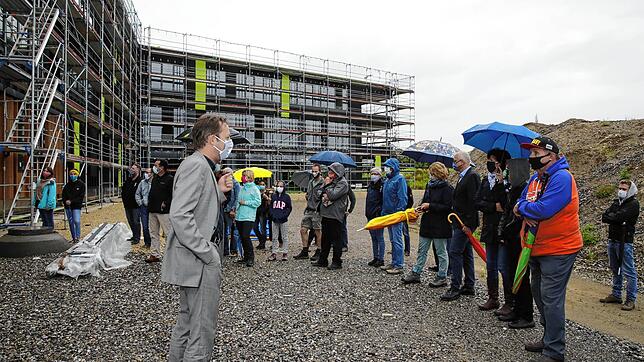Beim Dorfgespräch zeigt Bürgermeister Michael Klinger den Schulneubau kurz vor dem Richtfest. Corona-bedingt war die Zahl der Teilnehmer ...