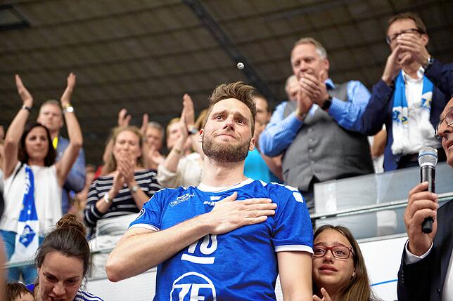 Simon Tischer 2018 nach seinem letzten Spiel im Trikot des VfB Friedrichshafen. Der Kapitän nimmt Abschied. An seiner Seite: Tochter Emma.