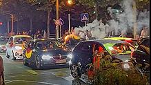 Bei einem Autokorso – wie diesem hier in Friedrichshafen – sieht die Stadt Tuttlingen klare Grenzen. Das hat für drei Fußballfans ...