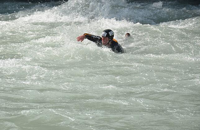 Ein Bild von der internationalen deutschen Meisterschaft der Wildwasserschwimmer 2014 bei Roppen in Österreich: David Schwarz kämpft ...