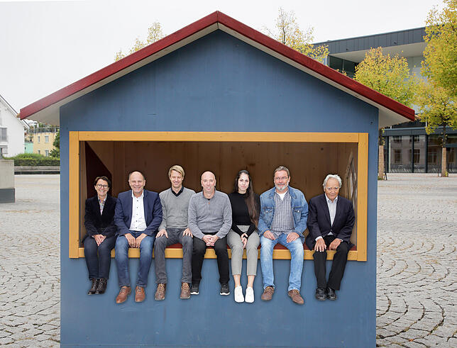 Sie haben zum Hüttenzauber-Weihnachtsmarkt in Singen Neues geplant (v.l.): Claudia Kessler-Franzen, OB Bernd Häusler, Tommy Spörrer, ...