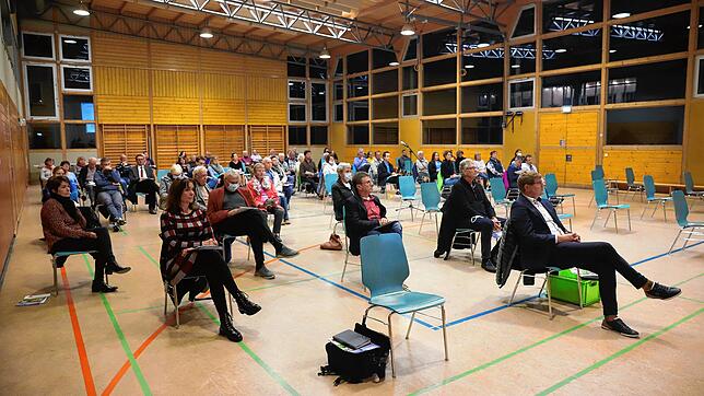 Rund 50 Interessenten kamen am Donnerstag in die Bundschuhalle zur Informationsveranstaltung für die geplante Seniorenwohnanlage von ...