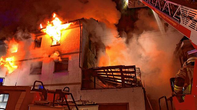 Eine defekte Kühltruhe hat den Brand in der Schwenninger Mutzenbühlstraße in den frühen Morgenstunden des 9. April ausgelöst. 14 ...