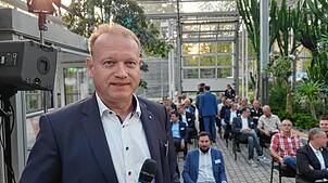 Oberbürgermeister Jan Zeitler eröffnet das erste, von der Stadt organisierte, „Wirtschaftsgespräch“ im Pflanzenhaus.