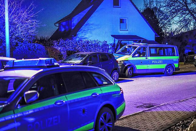 Polizeifahrzeuge stehen am Dienstagabend, 4. Februar, in der Villinger Hammerhalde. In dem Wohngebiet in Villingen-Schwenningen wurden ...