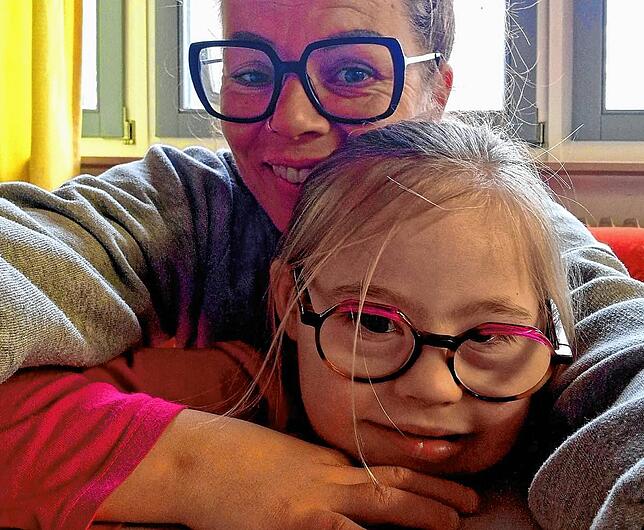 Leni und ihre Schulbegleiterin Viktoria Gühring. „Sie ist mein Goldschatz“, sagt die 41-Jährige über die Erstklässlerin.