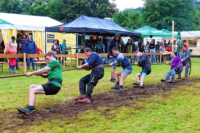 Die Unterkirnacher Tauziehfreunde Wadenkrampf stemmen sich im Finale gegen ihre Niederlage.