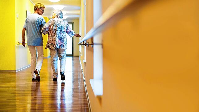 Beschäftigte in Pflegeheimen müssen bis 15.&nbsp;März ihren Impfstatus nachweisen und wer nicht den vollständigen Schutzstatus hat, darf ...