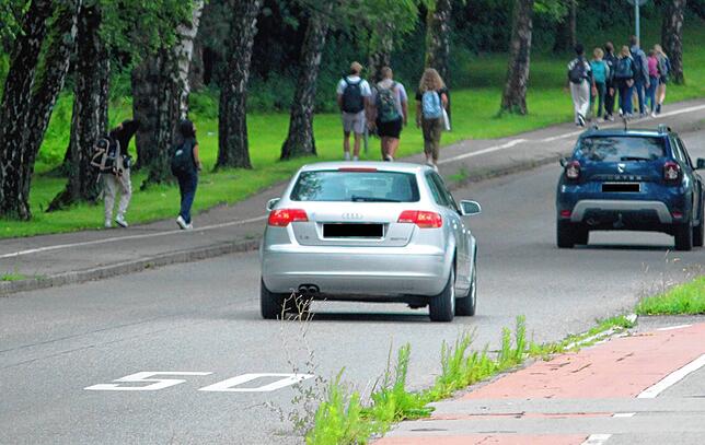 Schüler auf dem Weg zum Bildungszentrum. Derzeit sind in der Ensisheimer Straße weitgehend 50 Stundenkilometer erlaubt. Im Zuge der ...