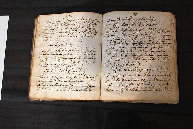 Der eine oder andere ältere Besucher kann seine Kenntnisse der Sütterlin-Schrift beim Lesen dieses Kochrezeptes beweisen.