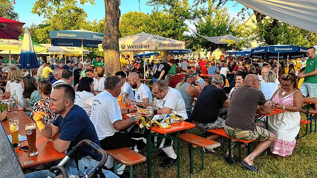 Die Schattenplätze auf der Steuobstwiese waren besonders gefragt beim 43. Gartenfest des Fanfarenzuges in Boll. Bild: Bernd Schwarz