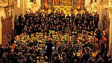 Ein fulminantes Bild: Die Friedensmesse des Kirchenchores Rast-Bichtlingen und der Jungen Sinfonie Reutlingen in der Martinskirche ...